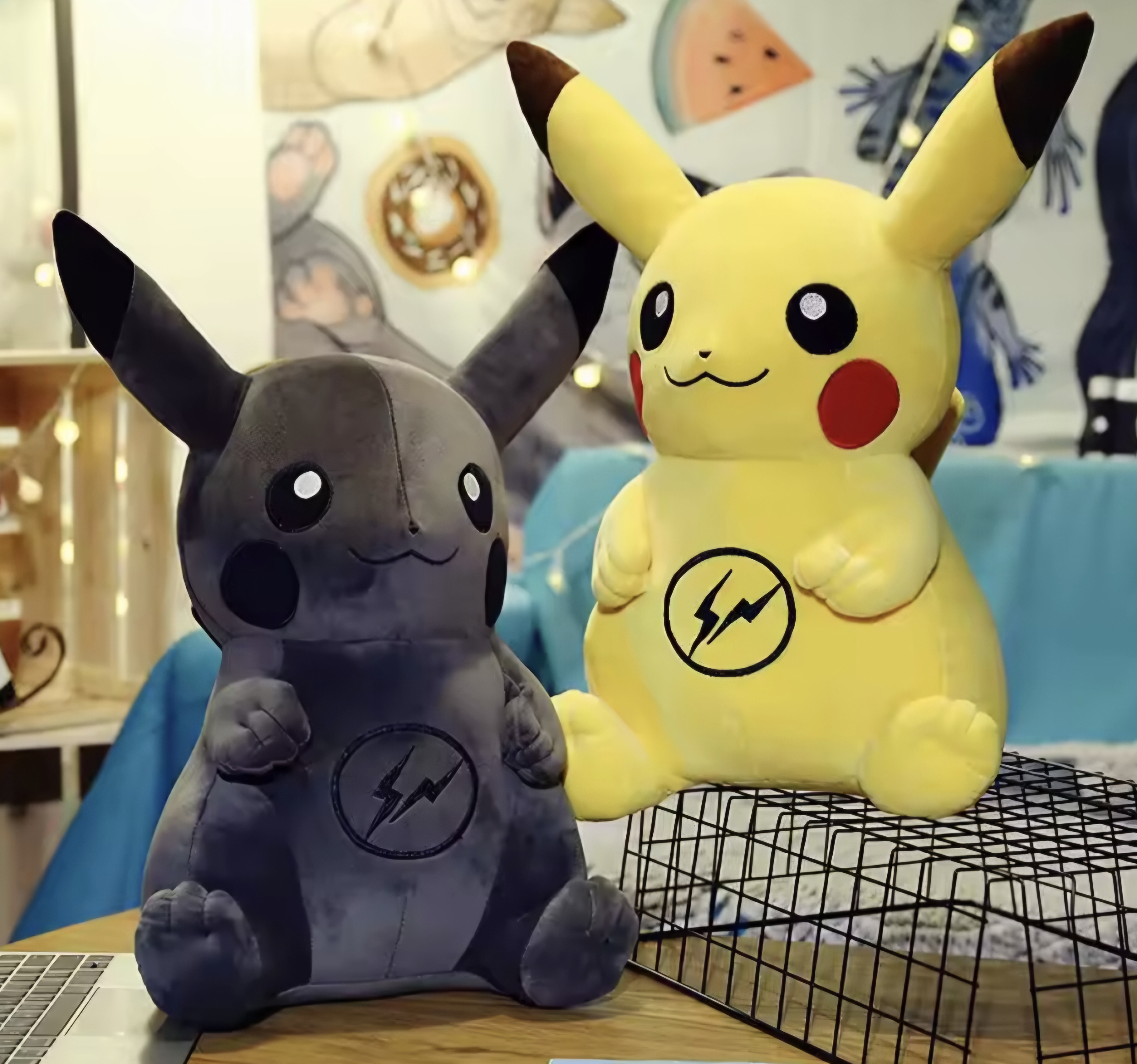 BLACK PIKACHU (Pokémon) Figur 35 cm