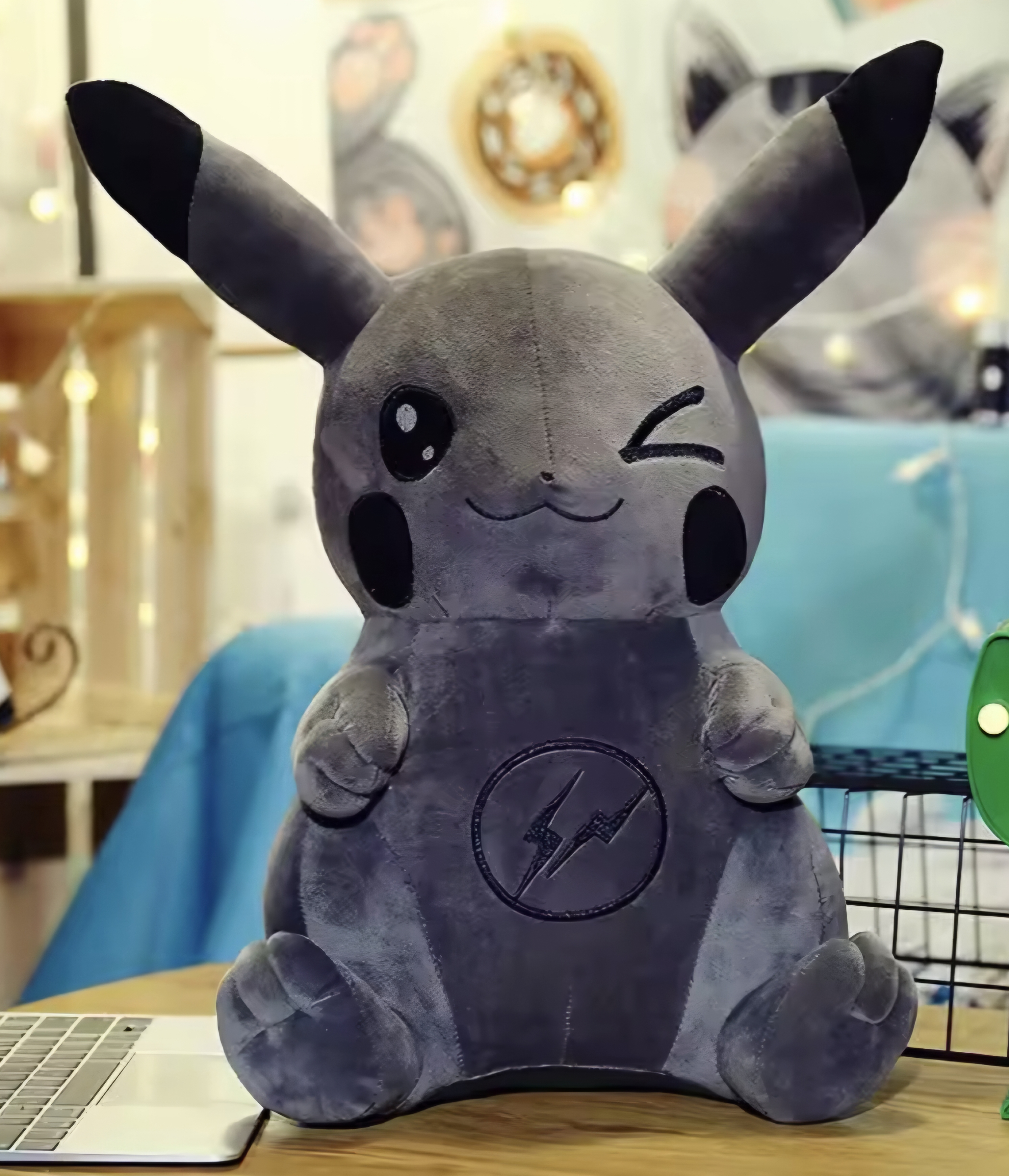 BLACK PIKACHU (Pokémon) Figur 50 cm