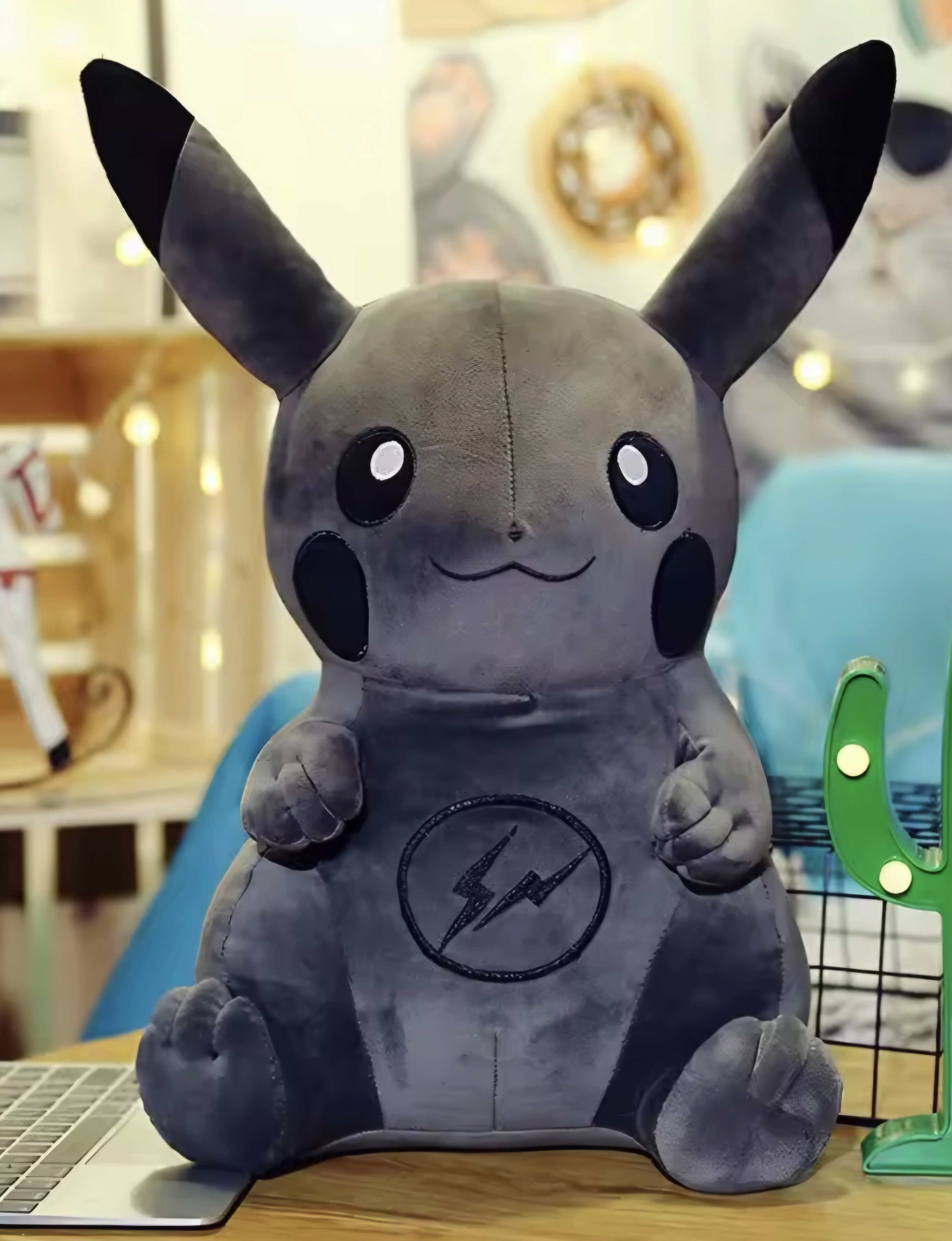 GIANT BLACK PIKACHU (Pokémon) Figur 80 cm
