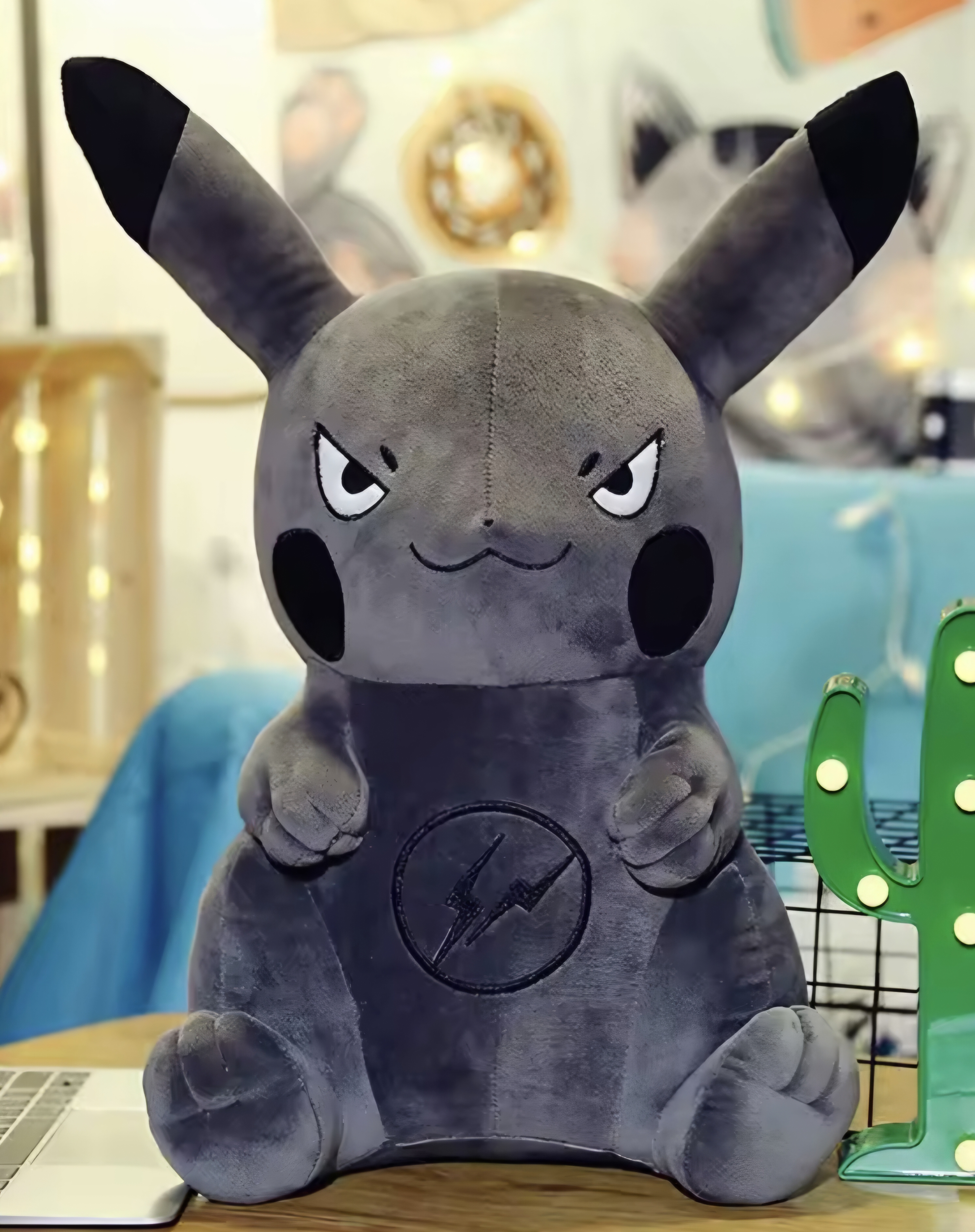 SUPER GIANT BLACK PIKACHU (Pokémon) Figur 100 cm